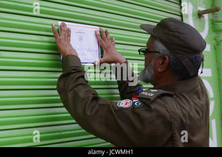 Lahore, Pakistan. 17 Juin, 2017. Le personnel de sécurité pakistanais occupés dans la recherche et effacer le marché près de Imambargah karbala Gamay shah avant de procession, Youm-e-Ali. Youm-e-Ali (RA)le martyre jour de Hazrat Ali (RA) processions est observée aujourd'hui (samedi) à l'harmonie religieuse dans un contexte de sécurité dans tout le pays. Credit : Rana Sajid Hussain/Pacific Press/Alamy Live News Banque D'Images