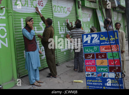 Lahore, Pakistan. 17 Juin, 2017. Le personnel de sécurité pakistanais occupés dans la recherche et effacer le marché près de Imambargah karbala Gamay shah avant de procession, Youm-e-Ali. Youm-e-Ali (RA)le martyre jour de Hazrat Ali (RA) processions est observée aujourd'hui (samedi) à l'harmonie religieuse dans un contexte de sécurité dans tout le pays. Credit : Rana Sajid Hussain/Pacific Press/Alamy Live News Banque D'Images