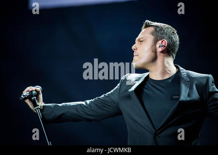 Milan, Italie. 16 Juin, 2017. La chanteuse pop italien Tiziano Ferro en photo sur scène comme il l'effectue au Stadio Giuseppe Meazza San Siro. Credit : Roberto Finizio/Pacific Press/Alamy Live News Banque D'Images