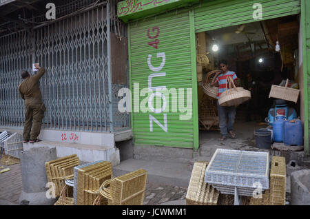 Lahore, Pakistan. 17 Juin, 2017. Le personnel de sécurité pakistanais occupés dans la recherche et effacer le marché près de Imambargah karbala Gamay shah avant de procession, Youm-e-Ali. Youm-e-Ali (RA)le martyre jour de Hazrat Ali (RA) processions est observée aujourd'hui (samedi) à l'harmonie religieuse dans un contexte de sécurité dans tout le pays. Credit : Rana Sajid Hussain/Pacific Press/Alamy Live News Banque D'Images