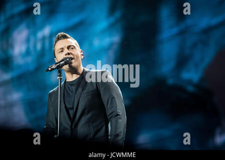 Milan, Italie. 16 Juin, 2017. La chanteuse pop italien Tiziano Ferro en photo sur scène comme il l'effectue au Stadio Giuseppe Meazza San Siro. Credit : Roberto Finizio/Pacific Press/Alamy Live News Banque D'Images