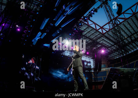 Milan, Italie. 16 Juin, 2017. La chanteuse pop italien Tiziano Ferro en photo sur scène comme il l'effectue au Stadio Giuseppe Meazza San Siro. Credit : Roberto Finizio/Pacific Press/Alamy Live News Banque D'Images