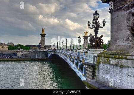 Le Pont Alexandre III est un pont en arc pont qui enjambe la Seine à Paris. Elle relie le quartier des Champs-Élysées avec ceux des Invalides et du FEI Banque D'Images