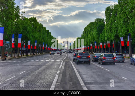 Paris, France - 13 mai 2017 : le trafic le long Champ Elysees à Paris, France. Banque D'Images