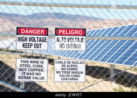 'Une haute tension/empêcher l' signes sur la clôture de l'énergie solaire Luning, un centre d'énergie solaire ferme près de Luning, Nevada. Banque D'Images