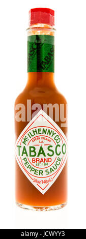 Winneconne, WI -11 juin 2017 : une bouteille de sauce poivre Tobasco sur un fond isolé Banque D'Images