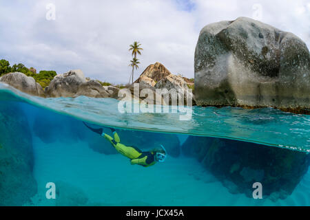 Les Thermes, avec bloulder Splitlevel snorkeler et, l'île de Virgin Gorda, îles Vierges britanniques, la mer des Caraïbes Banque D'Images