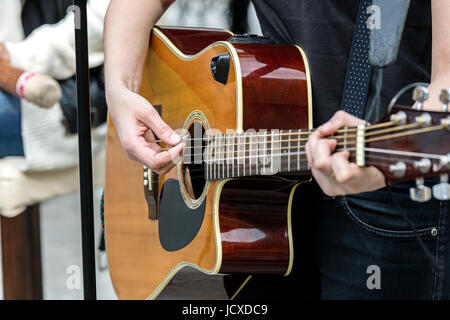 Libre de woman's hands playing acoustic guitar concert Banque D'Images