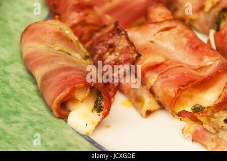 Lard grillé avec du fromage et des épinards. La Grillade d'été Banque D'Images