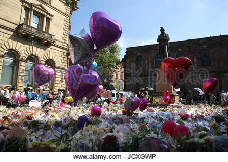 Un hommage aux victimes du bombardement de Manchester, considéré par les gens viennent rendre hommage à la vingt-deux personnes tuées. Banque D'Images