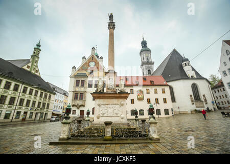 FREISING, ALLEMAGNE - le 8 mai 2017 : La colonne de Marie à la place de la ville avec l'hôtel de ville et église Saint Georges dans la région de Freising, Allemagne. Banque D'Images