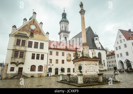 FREISING, ALLEMAGNE - le 8 mai 2017 : La colonne de Marie à la place de la ville avec l'hôtel de ville et église Saint Georges dans la région de Freising, Allemagne. Banque D'Images