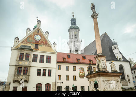 FREISING, ALLEMAGNE - le 8 mai 2017 : La colonne de Marie à la place de la ville avec l'hôtel de ville et église Saint Georges dans la région de Freising, Allemagne. Banque D'Images