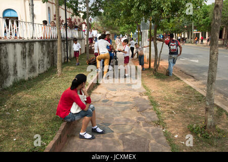 Les enfants recueillis à partir de l'école sur la route principale dans la ville de Vinales Cuba Banque D'Images