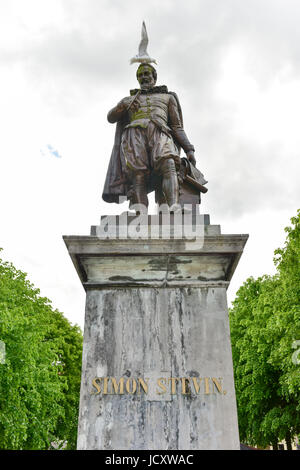 Statue en bronze de Simon Stevin, mathématicien et physicien, Bruges, Belgique Banque D'Images