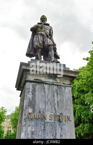 Statue en bronze de Simon Stevin, mathématicien et physicien, Bruges, Belgique Banque D'Images