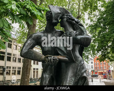 Les amoureux de la voiture de Bruges, Belgique. Cette sculpture d'un couple sur le point de baiser est situé dans une petite place bordée d'arbres près de la place principale de squar Banque D'Images