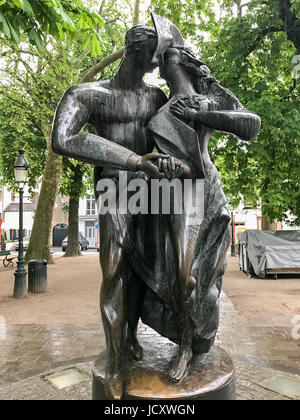 Les amoureux de la voiture de Bruges, Belgique. Cette sculpture d'un couple sur le point de baiser est situé dans une petite place bordée d'arbres près de la place principale de squar Banque D'Images