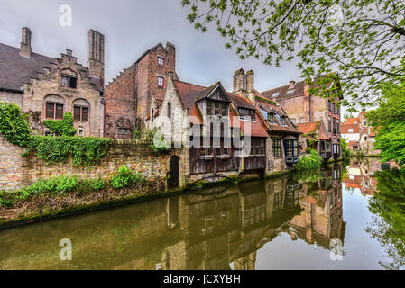 Vue depuis le pont Bonifacius St dans le centre historique de Bruges, Belgique. Banque D'Images