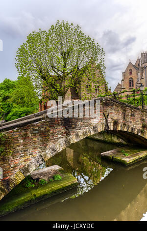 Célèbre Pont Bonifacius St médiéval dans le centre historique de Bruges, Belgique. Banque D'Images