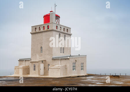 La tour phare Dyrholaey, côte sud de l'Islande island Banque D'Images