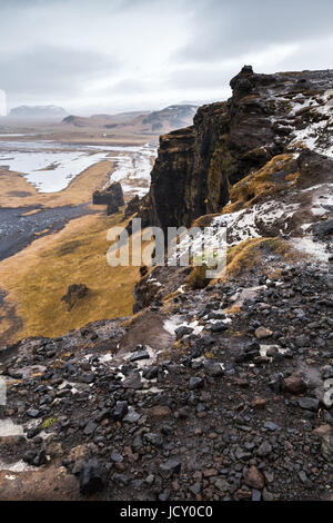 Montagne verticale paysage côtier. Les roches noires sur la côte de l'océan Atlantique Nord. La réserve naturelle de dyrhólaey, côte sud de l'Islande, de l'Europe Banque D'Images