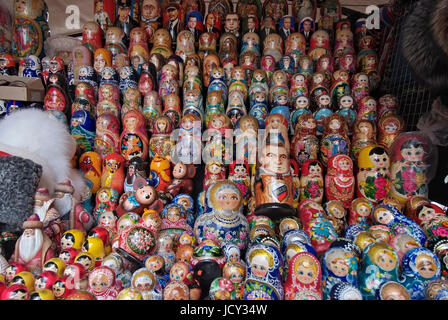 La rue Arbat, rue piétonne avec souveniers comme Matryoshkas Russe ou d'insignes militaires de l'armée russe, artiste de rue, musiciens, chanteurs, Banque D'Images