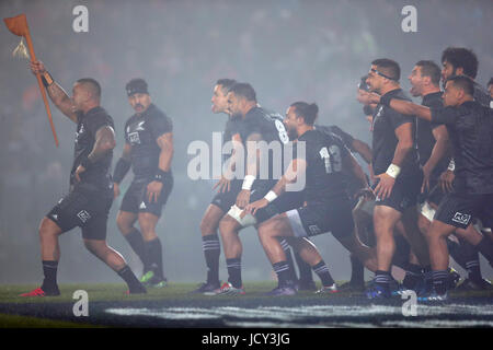 Tous les Maoris Blacks effectuer le Haka avant le match Tour au stade international de Rotorua. Banque D'Images