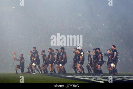 Tous les Maoris Blacks effectuer le Haka avant le match Tour au stade international de Rotorua. Banque D'Images