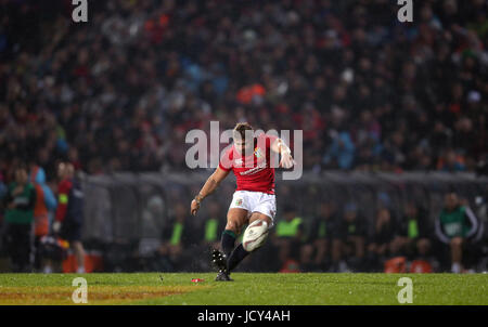 Les Lions britanniques et irlandais' Leigh Halfpenny kicks une pénalité au cours de la tournée match au stade international de Rotorua. Banque D'Images