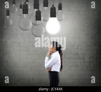 Businesswoman With glowing Light bulb Banque D'Images