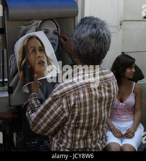 PARIS FRANCE - ARTISTE EN PLACE DU TERTRE DESSINANT UN PORTRAIT - Paris Montmartre - PARIS ARTISTE DE RUE © Frédéric Beaumont Banque D'Images