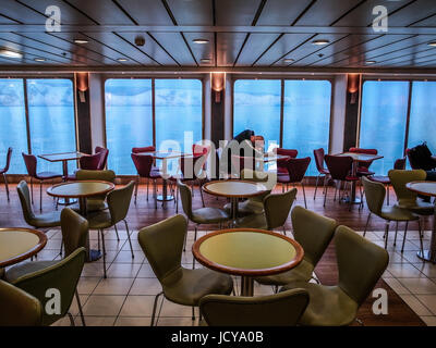 Manche - CONDUCTEUR DE CAMION DANS UN FERRY ayant une sieste pendant l'entrée du port de Douvres - Dover - Angleterre - PORT DOVER FERRY © Frédéric Beaumont Banque D'Images