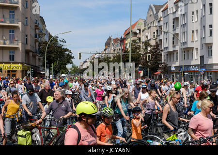 Berlin, Allemagne - le 11 juin, 217 : Beaucoup de gens sur des vélos sur une bicyclette de démonstration (Sternfahrt) à Berlin, Allemagne. Banque D'Images