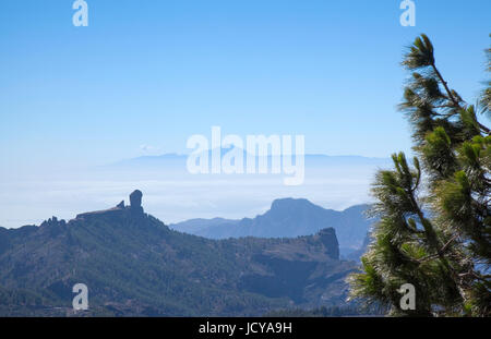 Gran Canaria, vue de Pico de las Nieves en direction de Teide à Tenerife, Roque Nublo à gauche Banque D'Images