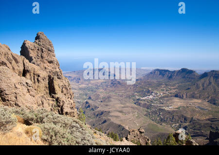 Gran Canaria, vue de Pico de las Nieves vers valley Barranco de Tirajana, rock formation Morron de Agujerada Banque D'Images