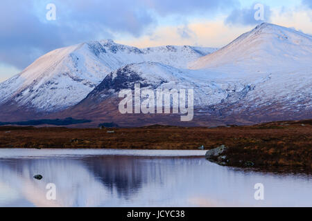 Le Mont Noir réfléchissant sur Lochan na h-Achlaise en hiver Banque D'Images