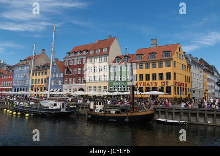 La foule la foule à bord de Nyhavn, Copenhague par un beau jour d'été. voiliers sont amarrés dans l'avant-plan Banque D'Images