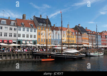 La foule la foule à bord de Nyhavn, Copenhague par un beau jour d'été. voiliers sont amarrés dans l'avant-plan Banque D'Images