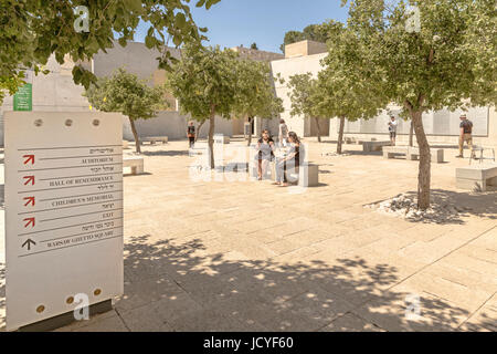 L'honneur des carrés des fiduciaires, les tuteurs et les constructeurs avec l'information au public à Yad Vashem, le mémorial de l'Holocauste, Jérusalem, Israël. Banque D'Images
