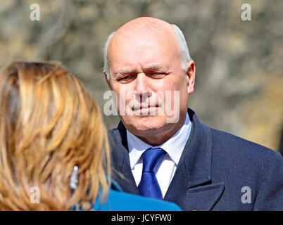 Iain Duncan Smith (Con : Chingford et Woodford Green) sur College Green, Westminster 18 Avril 2017 peu après une élection générale a été annoncé. Banque D'Images