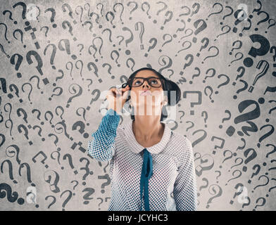 Choqué businessman in front of wall Banque D'Images