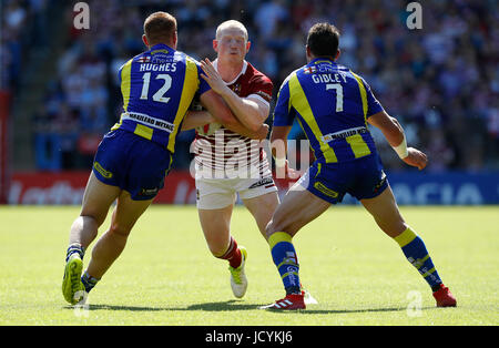 Wigan Warriors Liam Farrell est abordé par Warrington Wolves' Jack Hughes et Kurt Gidley, au cours de la Ladbrokes Challenge Cup, quart de finale match au stade Halliwell Jones, Warrington. Banque D'Images