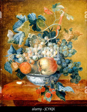 Jan van Huysum, un bol de Delft avec des fruits. Circa 1730. Huile sur panneau. Dulwich Picture Gallery, Londres, Angleterre. Banque D'Images