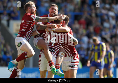 Wigan Warriors John Bateman célèbre sa essayer avec Sam Tomkins (à gauche), Michael McLlorum (centre) et Oliver Gildart (à droite), lors de la Coupe du Défi de Ladbrokes, quart de finale match au stade Halliwell Jones, Warrington. Banque D'Images