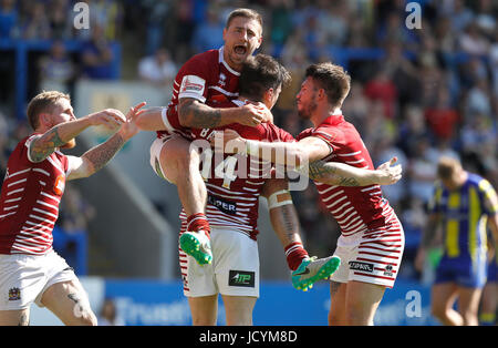 Wigan Warriors John Bateman célèbre sa essayer avec Sam Tomkins (à gauche), Michael McLlorum (centre) et Oliver Gildart (à droite), lors de la Coupe du Défi de Ladbrokes, quart de finale match au stade Halliwell Jones, Warrington. Banque D'Images