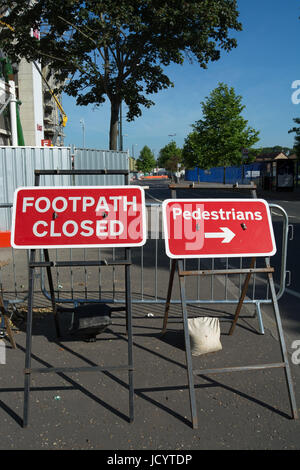 Des affiches indiquant la zone de travaux sentier fermé et indiquant une voie piétonnière, à l'extérieur de twickenam statdium rugby, Middlesex, Angleterre Banque D'Images