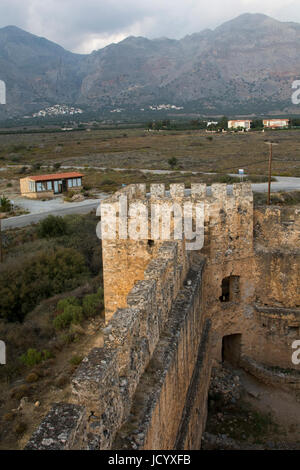 Construit en 1371 à partir de la forteresse vénitienne de Frangokastello sur Crète côte du sud seuls les murs restent comme un hotspot touristique de la région. Banque D'Images