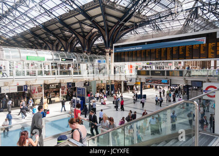 Les gens qui marchent dans le hall principal de la gare de Liverpool Street, Londres, Angleterre, Royaume-Uni Banque D'Images