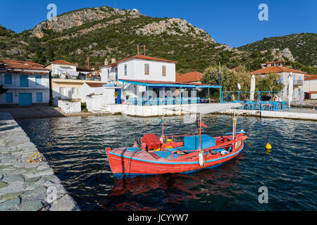 Bateau de pêche rouge et blanc maisons au village d'Agia Kyriaki en Thessalie, Grèce Banque D'Images